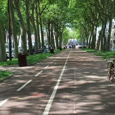 Le Petit Cloud Versay